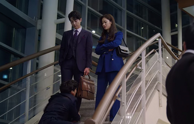 Style ID: Jeon Yeo Bin’s power dressing in ‘Vincenzo’ (фото 90)