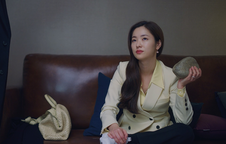 Style ID: Jeon Yeo Bin’s power dressing in ‘Vincenzo’ (фото 104)