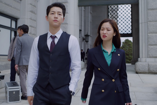 Style ID: Jeon Yeo Bin’s power dressing in ‘Vincenzo’ (фото 73)