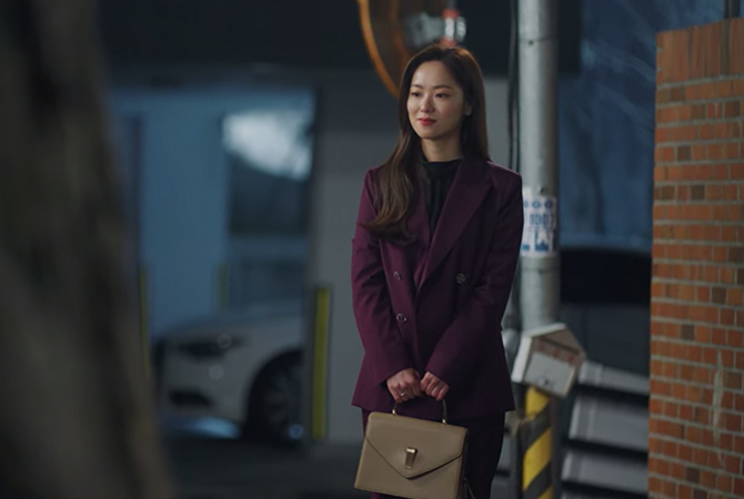 Style ID: Jeon Yeo Bin’s power dressing in ‘Vincenzo’ (фото 77)