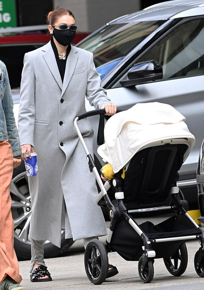 A roundup of Gigi Hadid’s best stroller fashion moments (фото 2)