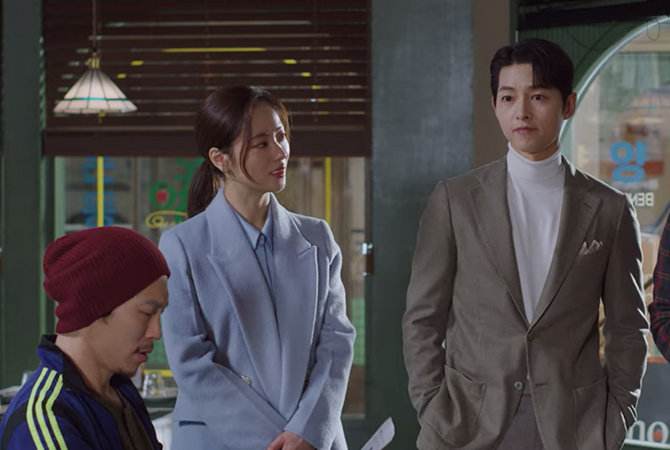 Style ID: Jeon Yeo Bin’s power dressing in ‘Vincenzo’ (фото 128)