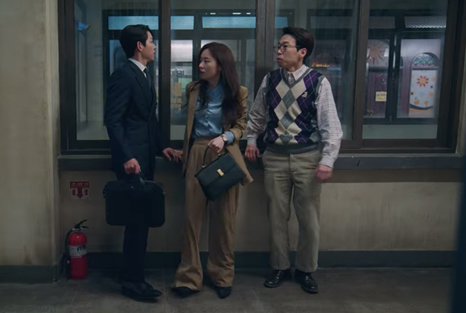 Style ID: Jeon Yeo Bin’s power dressing in ‘Vincenzo’ (фото 146)