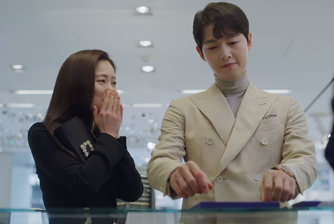 Style ID: Jeon Yeo Bin’s power dressing in ‘Vincenzo’ (фото 160)