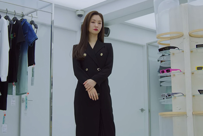 Style ID: Jeon Yeo Bin’s power dressing in ‘Vincenzo’ (фото 159)