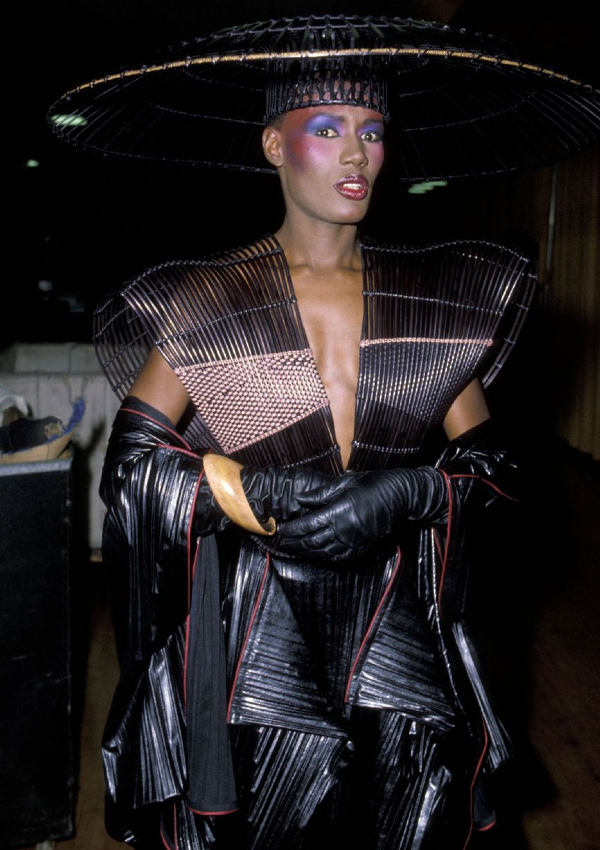10 Female celebrities who have mastered androgynous fashion (фото 23)