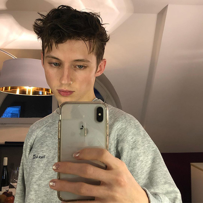 troye-sivan-men-nail-art