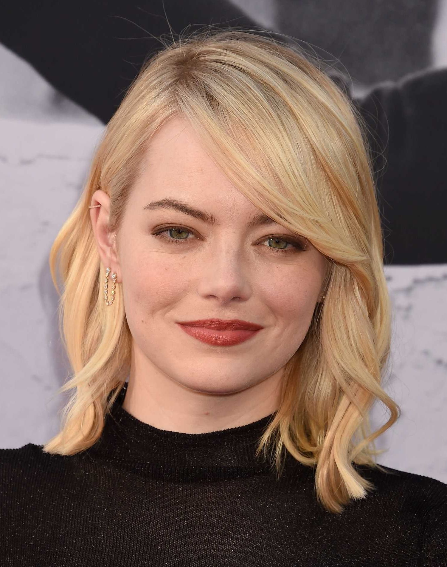 A guide to growing your bangs out, according to our favourite celebrities (фото 6)