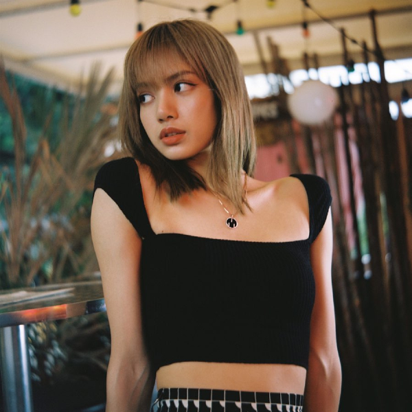 Shop the Look: How to dress like Lisa from Blackpink (фото 13)