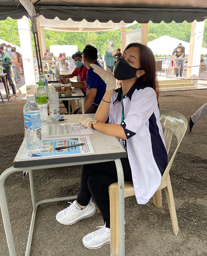 Daiyan Trisha on volunteering at a vaccination centre (PPV): “It helped my mental health” (фото 1)