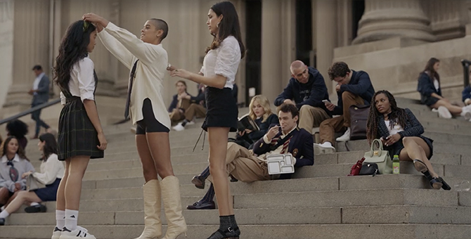 Style ID: The designer wardrobes of ‘Gossip Girl’ 2.0 is gender-fluid and full of it-bags (фото 1)