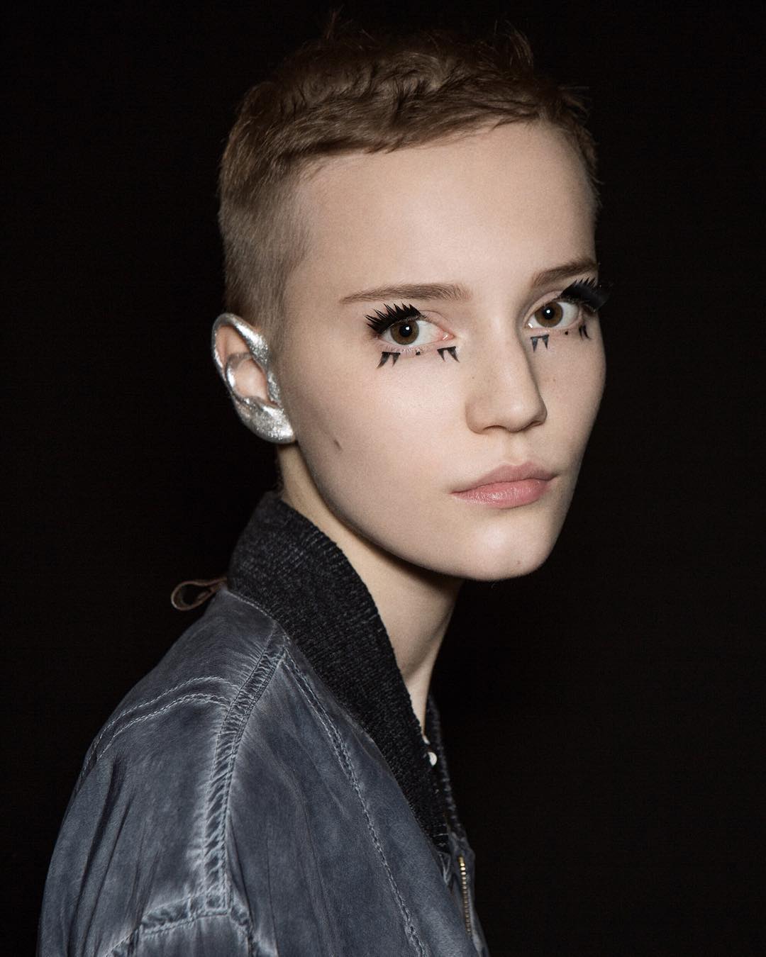 Ear makeup is back and it's the perfect pandemic-friendly trend (фото 1)