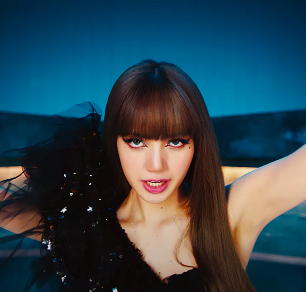 Blackpink's Lisa: 13 Best beauty looks from her 'Lalisa' music video (фото 5)