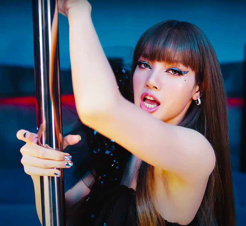 Blackpink's Lisa: 13 Best beauty looks from her 'Lalisa' music video (фото 6)