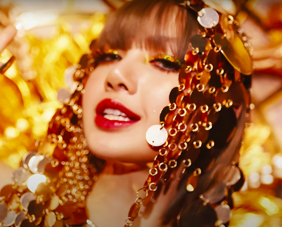 Blackpink's Lisa: 13 Best beauty looks from her 'Lalisa' music video (фото 12)