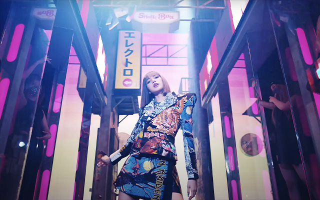Style ID: The best outfits spotted in Lisa of Blackpink's 'Lalisa' music video (фото 4)