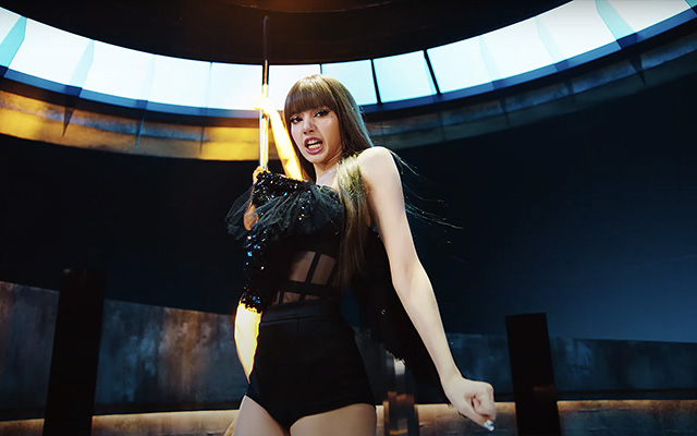 Style ID: The best outfits spotted in Lisa of Blackpink's 'Lalisa' music video (фото 11)