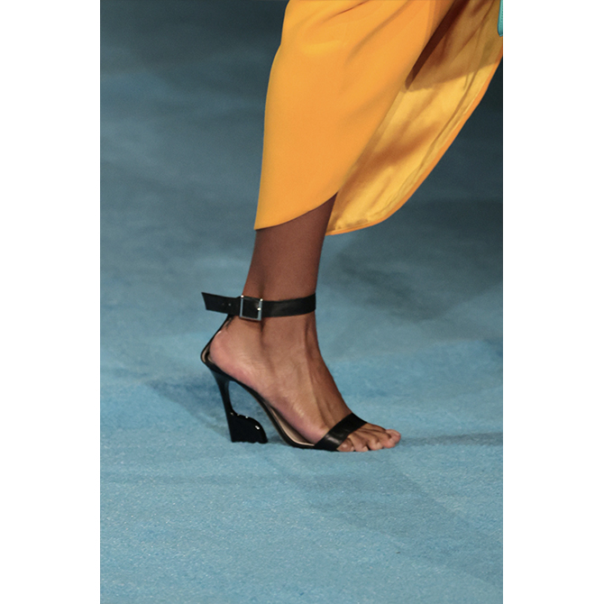 SS22 Accessories: Our favourite bags and shoes from the runways (фото 33)