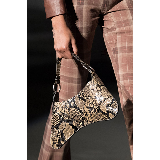 SS22 Accessories: Our favourite bags and shoes from the runways (фото 41)
