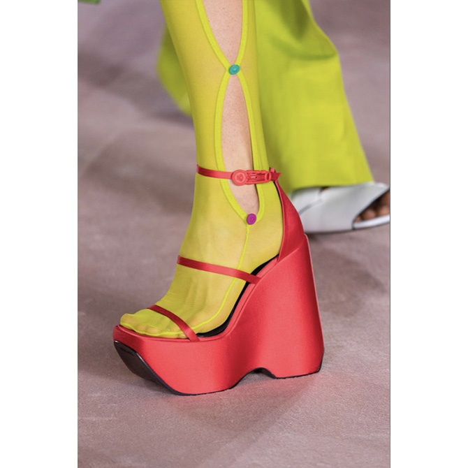 SS22 Accessories: Our favourite bags and shoes from the runways (фото 98)