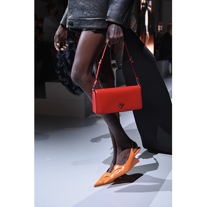 SS22 Accessories: Our favourite bags and shoes from the runways (фото 78)