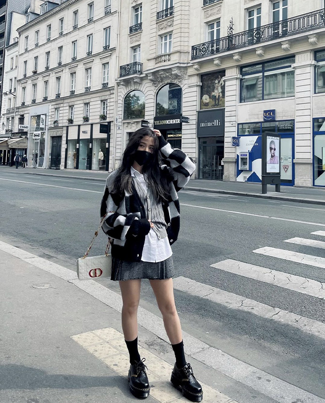 Style ID: Every outfit Blackpink wore in Paris, from their front-row fashion to street style 'fits (фото 10)