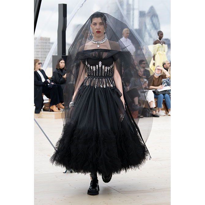 Corsets, cut-outs and gloves: The top bridal trends that'll rule weddings in 2022 (фото 28)