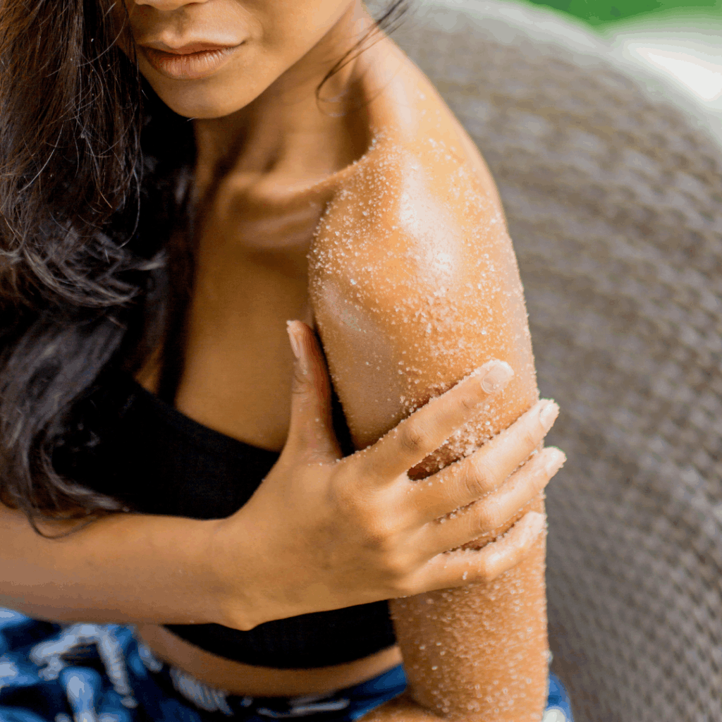 Salt scrubs: What are they and why do you need them in your routine? (фото 1)