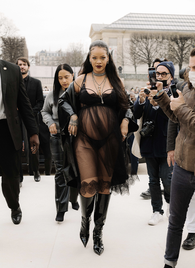 Rihanna is pushing the boundaries of maternity fashion, and we're loving every moment of it (фото 2)
