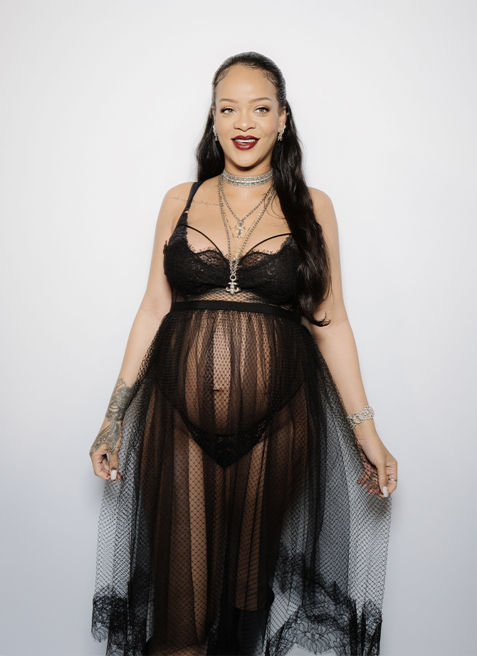 Rihanna is pushing the boundaries of maternity fashion, and we're loving every moment of it (фото 1)