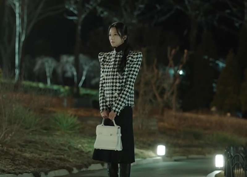 Style ID: All the luxury designer brands donned by Seo Ye-Ji in ‘Eve’ (фото 53)