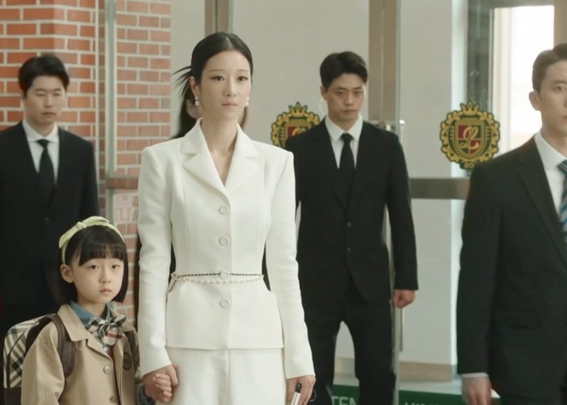 Style ID: All the luxury designer brands donned by Seo Ye-Ji in ‘Eve’ (фото 107)