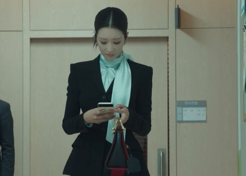 Style ID: All the luxury designer brands donned by Seo Ye-Ji in ‘Eve’ (фото 130)
