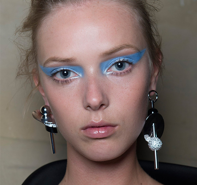 Atelier Versace AW16 just made blue eyeshadow and glitter cool again (фото 2)