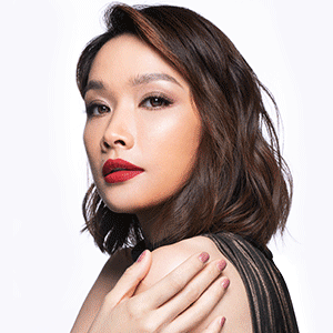 Scha lets us in on her go-to party look with Shiseido Holiday Ribbonesia