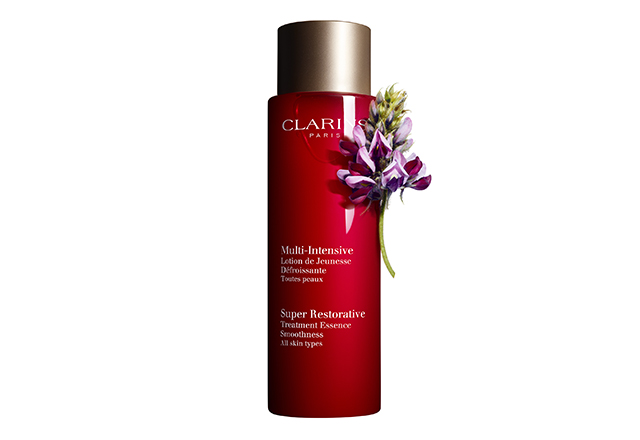 How to unlock youthful skin with Clarins' new treatment essences (фото 4)