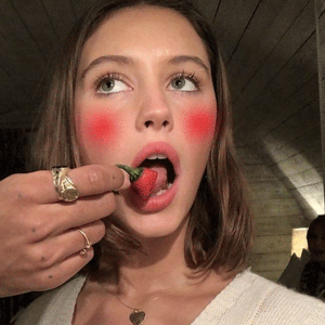 Iris Law shows us three new ways to wear blush