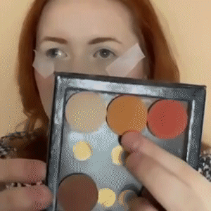 How does a blind girl do her makeup? Self-appointed 'blind TikTok teacher' Lucy Edwards weighs in How does a blind girl do her makeup? Self-appointed 'blind TikTok teacher' Lucy Edwards weighs in