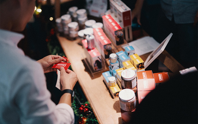 Buro at Riuh: Watch and relive our Christmas charity market for #BuroLovesGiving (фото 5)