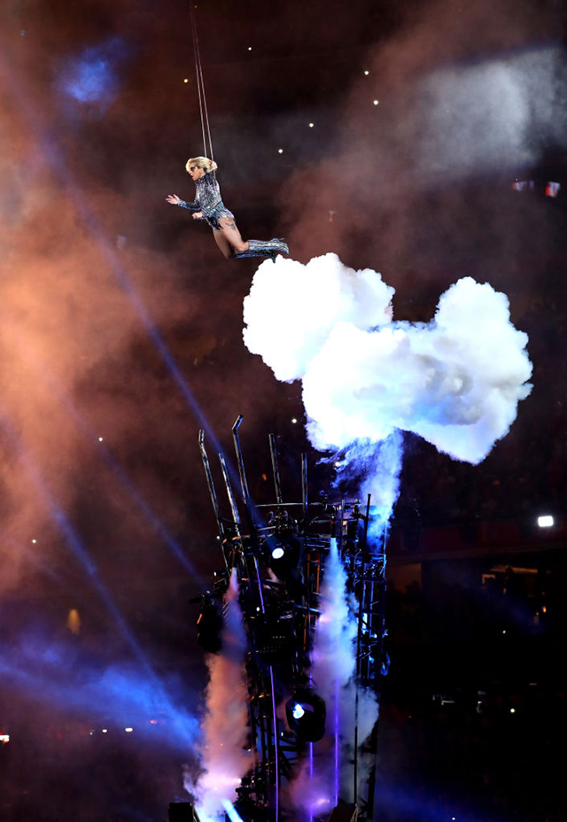 Lady Gaga's Super Bowl LI performance screamed pop but whispered unity (фото 1)