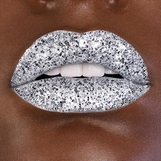 Glitter freckles, metal brows and more sparkly trends to try (фото 4)