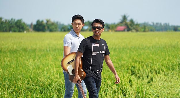 Shot on iPhone X: A heartwarming Raya short film starring Faizal Tahir and Aziz Harun