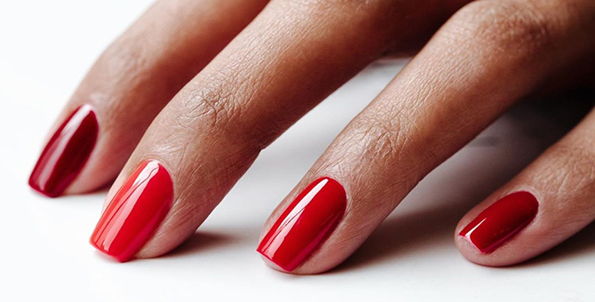 15 Classy red and green manicures for those who want festive nail art without the bling