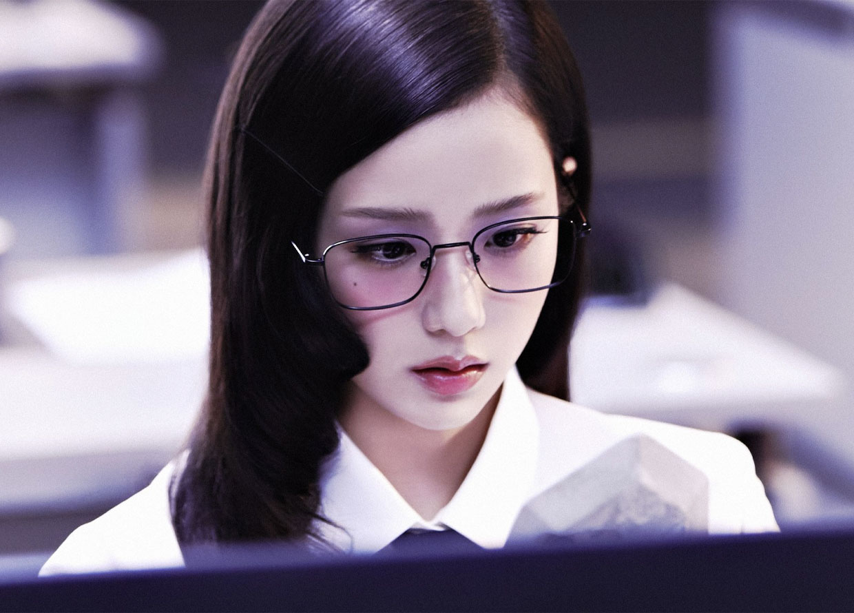 Jisoo shows us three ways to elevate our office beauty game in ‘Earthquake’