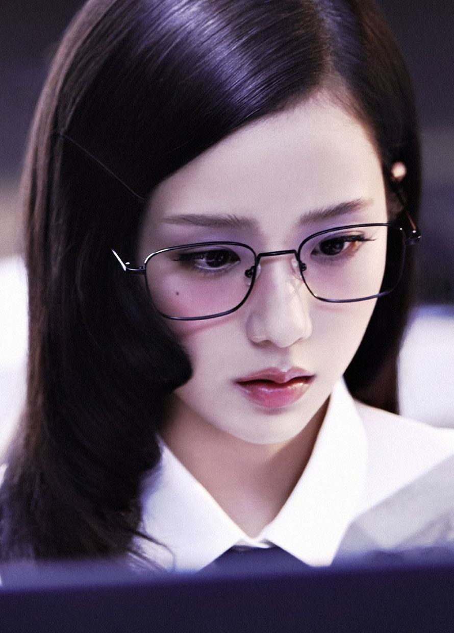 Jisoo shows us three ways to elevate our office beauty game in ‘Earthquake’